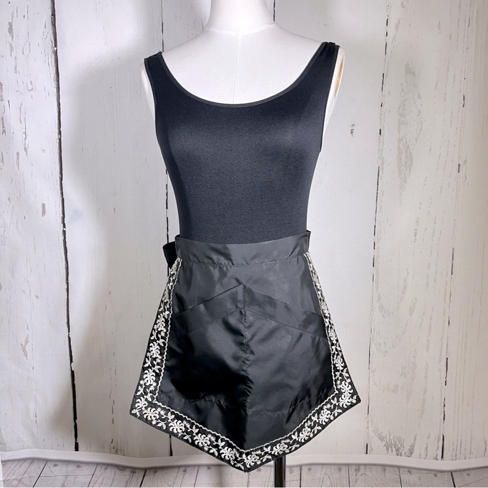 Vintage Queen Brand by Gruen Co. Cocktail Hostess Half Embroidered Apron